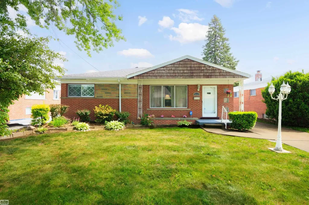 20424 Sunnydale Street St. Clair Shores City MI 48081