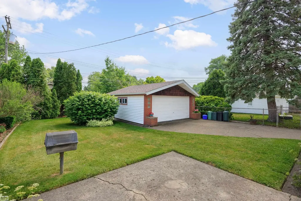 20424 Sunnydale Street St. Clair Shores City MI 48081