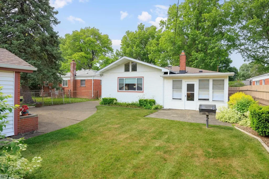 20424 Sunnydale Street St. Clair Shores City MI 48081