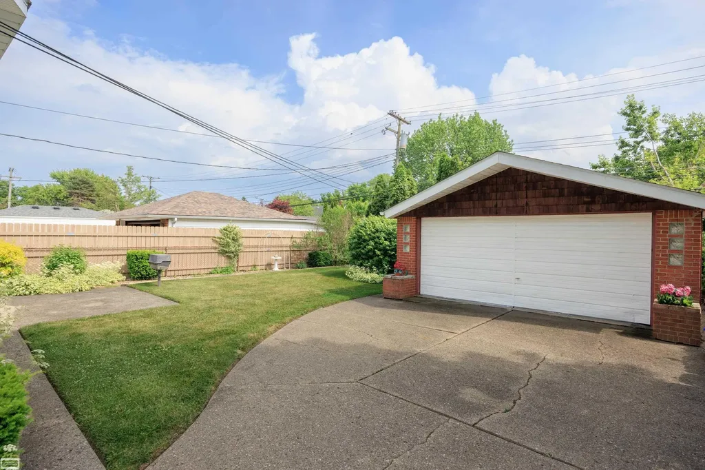 20424 Sunnydale Street St. Clair Shores City MI 48081