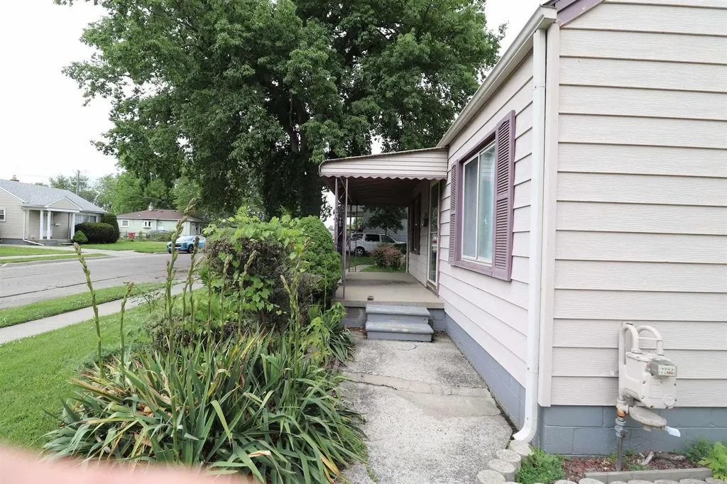 24252 Tuscany Street Eastpointe City MI 48021