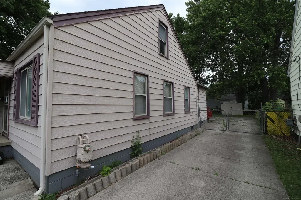 24252 Tuscany Street Eastpointe City MI 48021