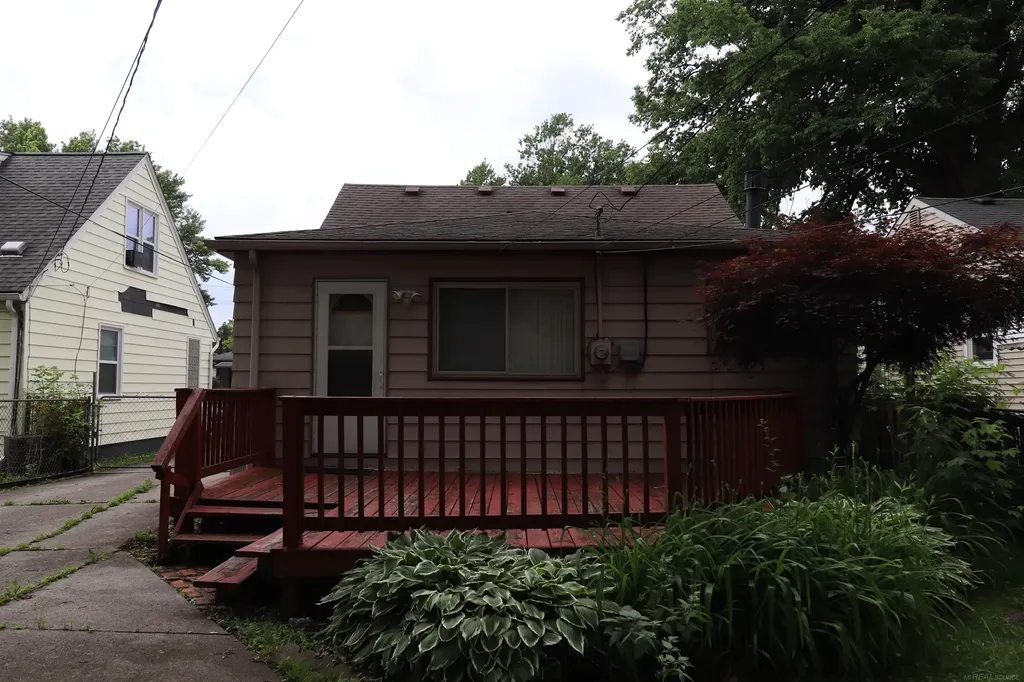 24252 Tuscany Street Eastpointe City MI 48021