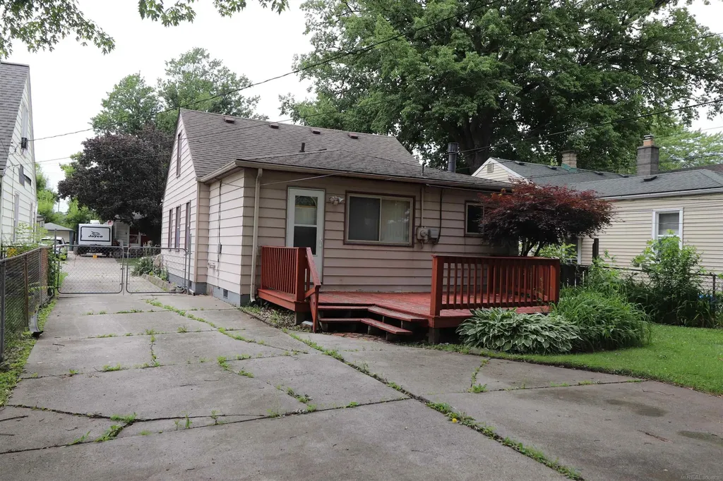 24252 Tuscany Street Eastpointe City MI 48021