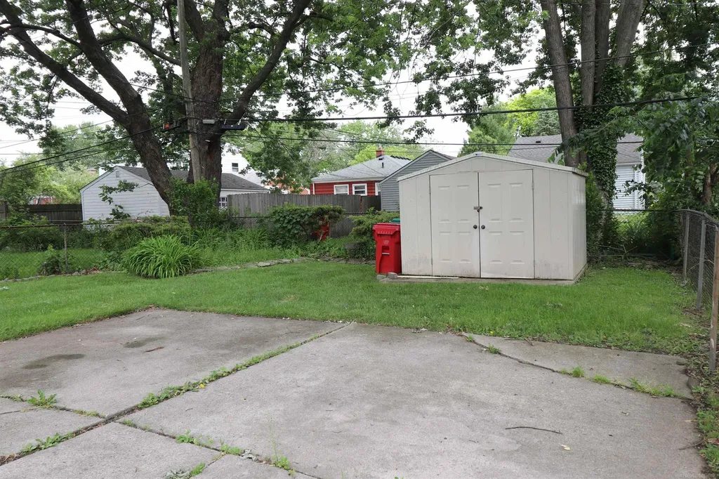 24252 Tuscany Street Eastpointe City MI 48021