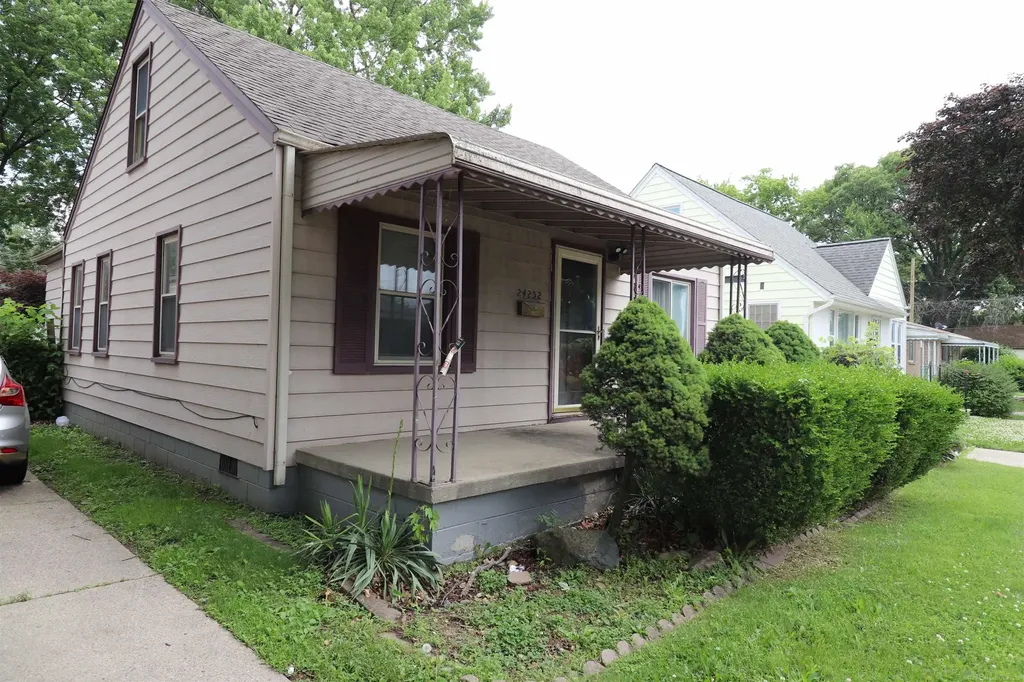 24252 Tuscany Street Eastpointe City MI 48021