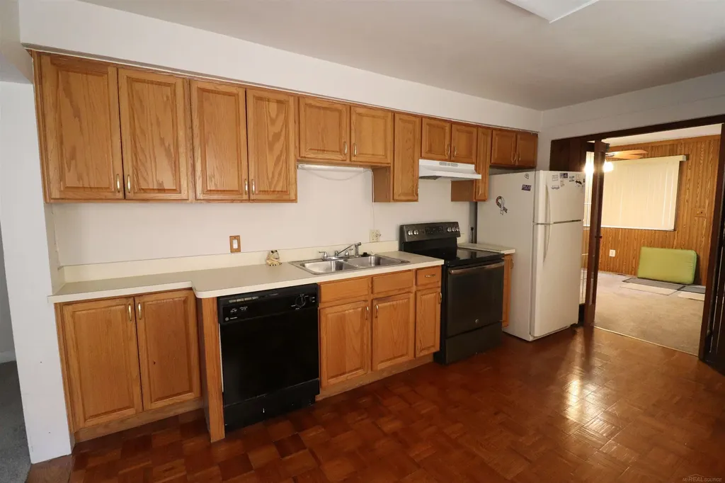 24252 Tuscany Street Eastpointe City MI 48021