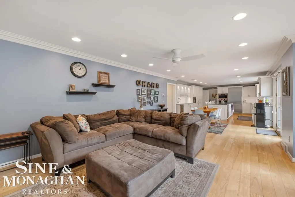 66 Colonial Road Village Of Grosse Pointe Shores City MI 48236