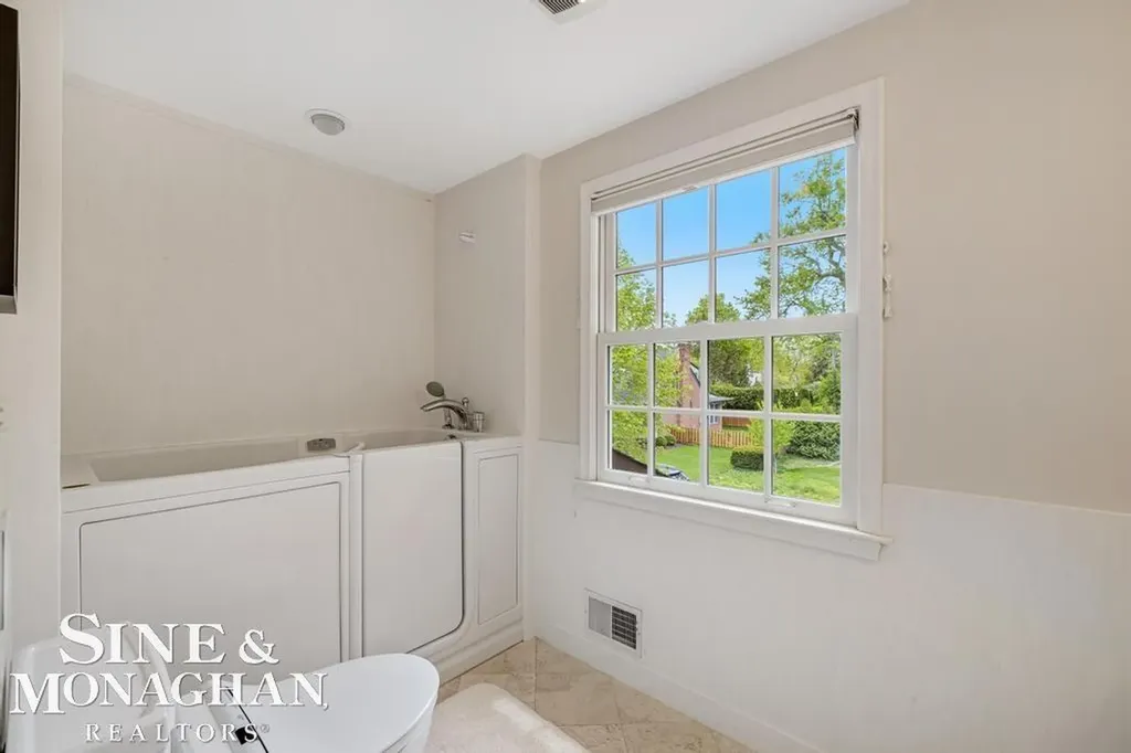 66 Colonial Road Village Of Grosse Pointe Shores City MI 48236