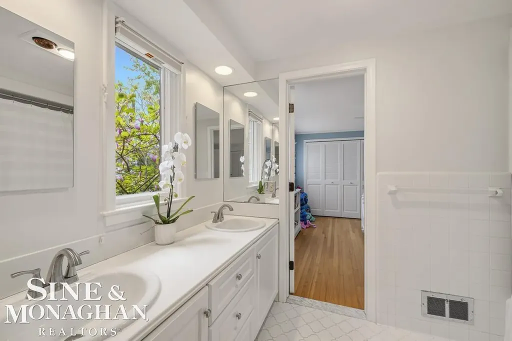 66 Colonial Road Village Of Grosse Pointe Shores City MI 48236