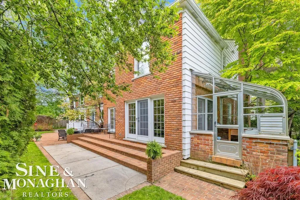66 Colonial Road Village Of Grosse Pointe Shores City MI 48236