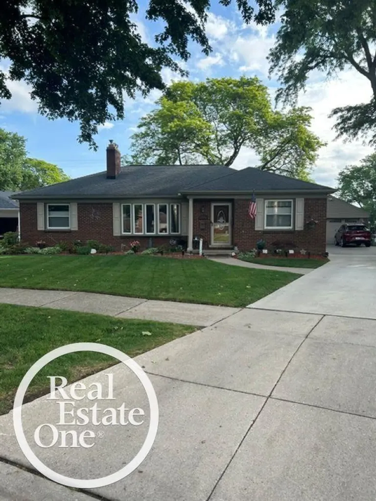 1012 N Brys Drive Grosse Pointe Woods City MI 48236