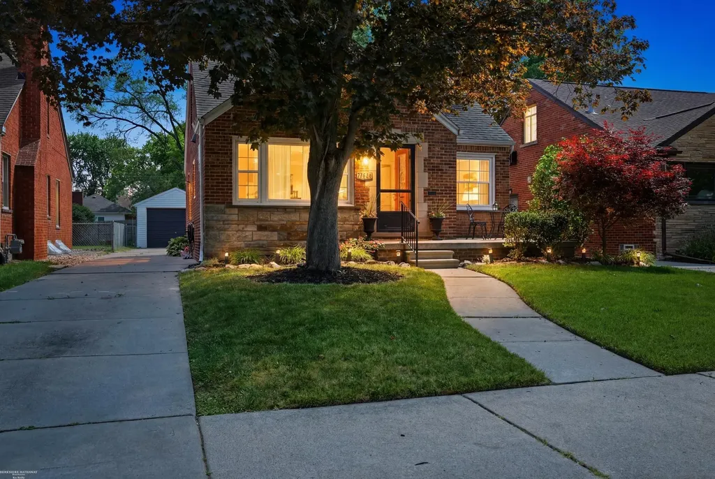 21144 Fleetwood Drive Harper Woods City MI 48225