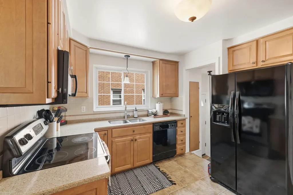 21144 Fleetwood Drive Harper Woods City MI 48225