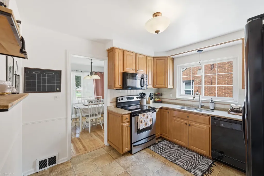 21144 Fleetwood Drive Harper Woods City MI 48225