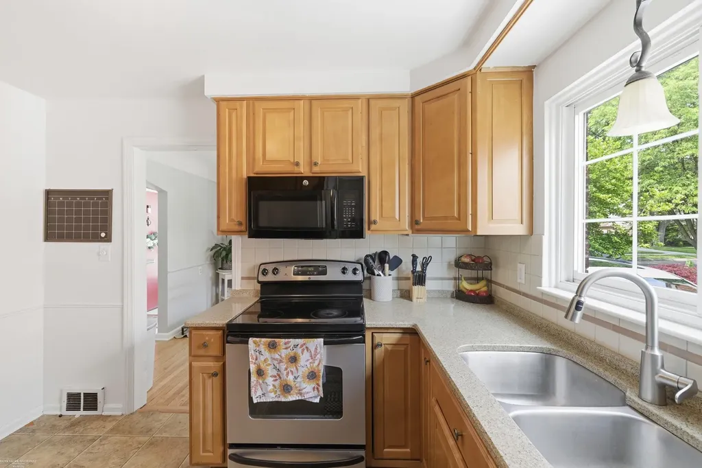 21144 Fleetwood Drive Harper Woods City MI 48225