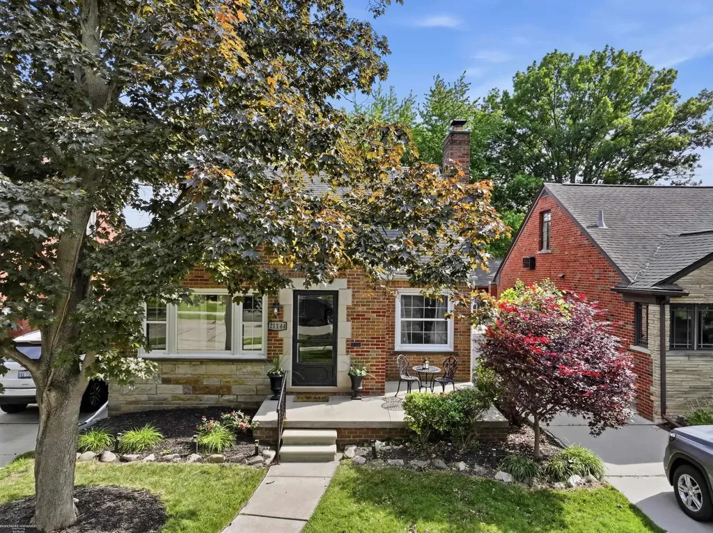 21144 Fleetwood Drive Harper Woods City MI 48225