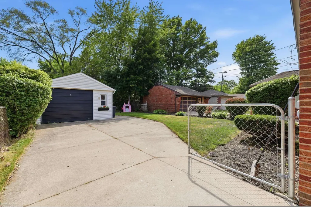 21144 Fleetwood Drive Harper Woods City MI 48225