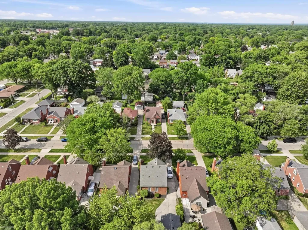 21144 Fleetwood Drive Harper Woods City MI 48225
