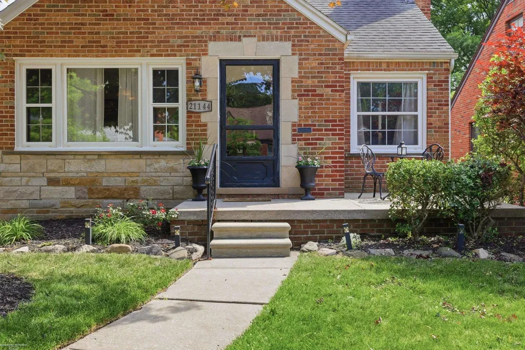 21144 Fleetwood Drive Harper Woods City MI 48225