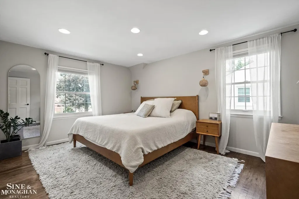 440 Colonial Court Grosse Pointe Farms City MI 48236