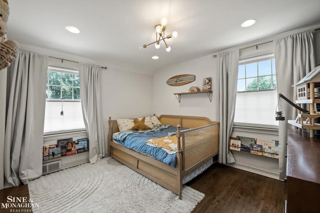 440 Colonial Court Grosse Pointe Farms City MI 48236
