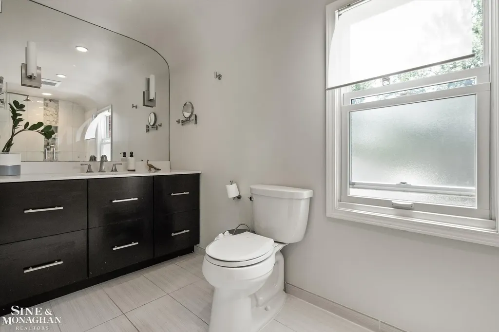 440 Colonial Court Grosse Pointe Farms City MI 48236