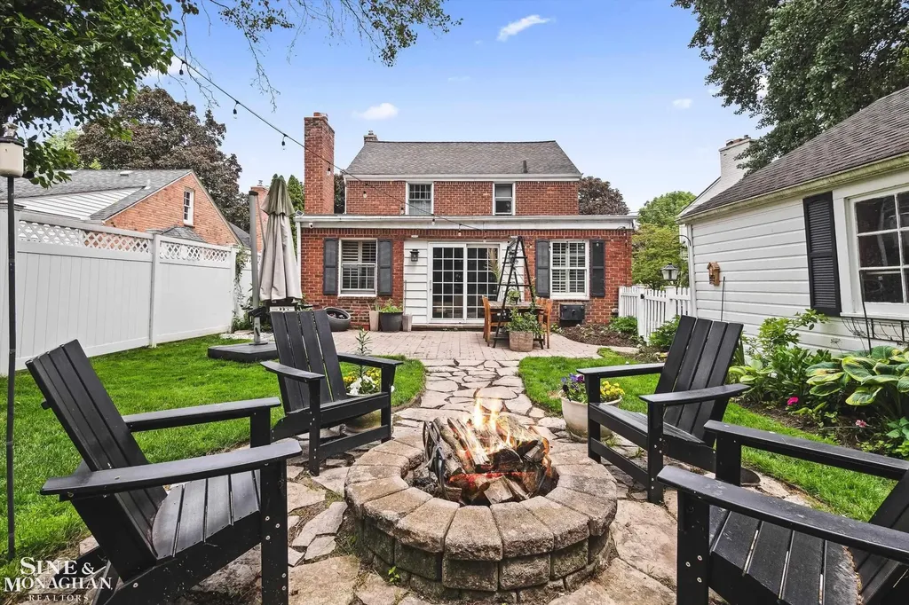 440 Colonial Court Grosse Pointe Farms City MI 48236