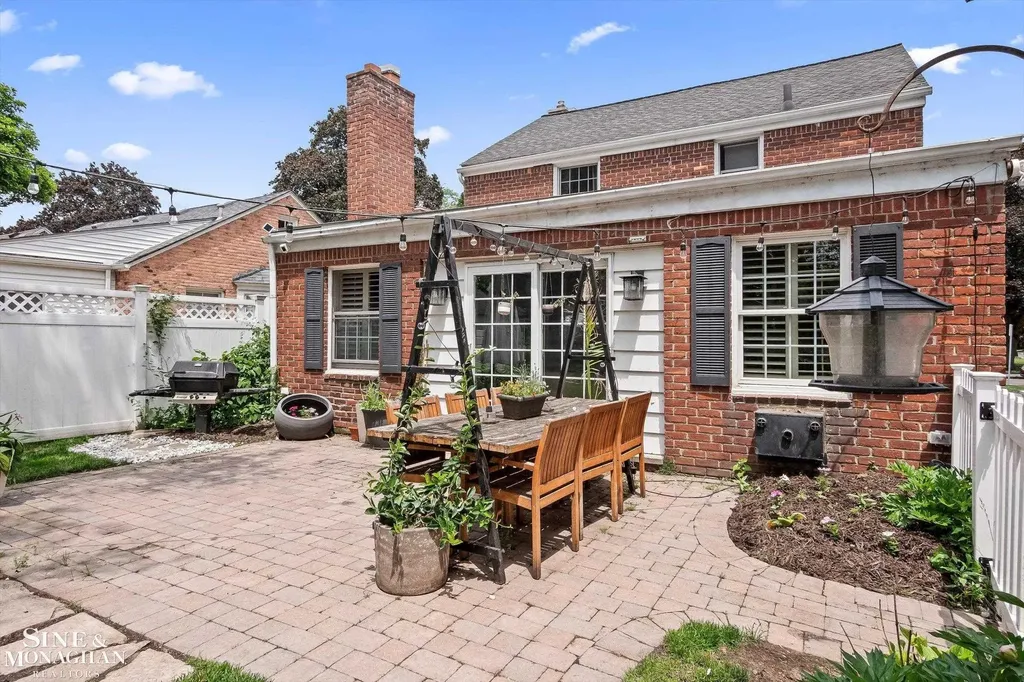 440 Colonial Court Grosse Pointe Farms City MI 48236