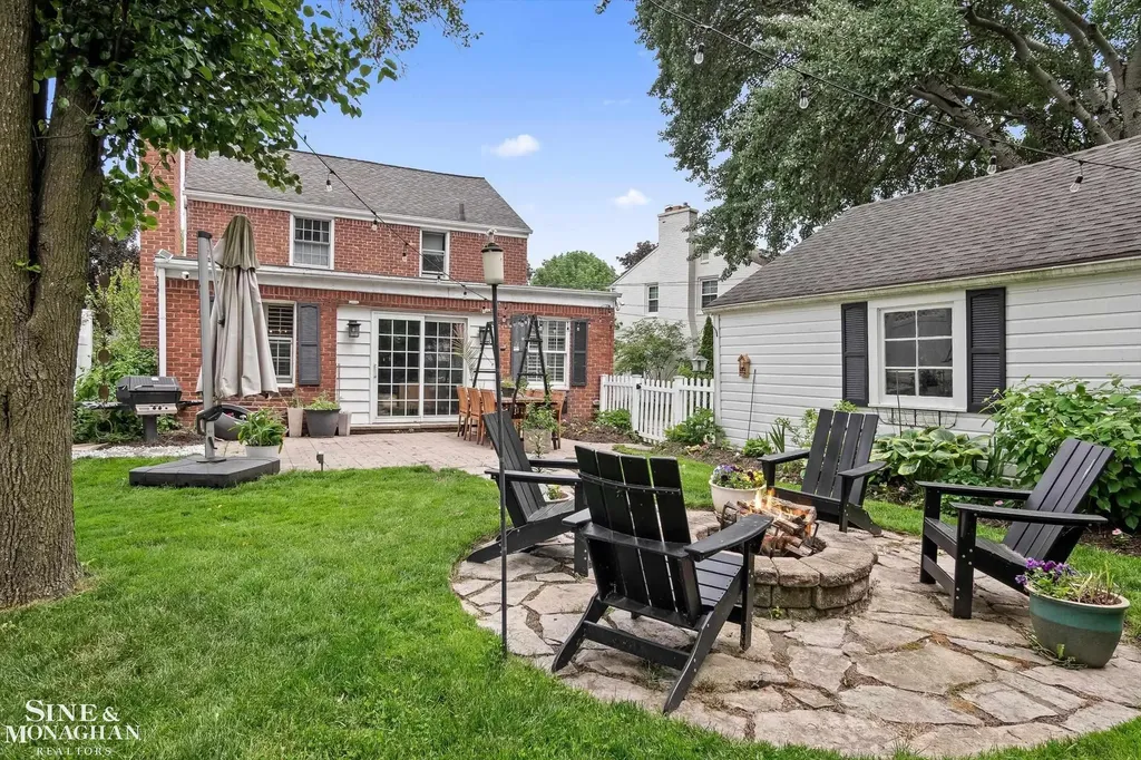 440 Colonial Court Grosse Pointe Farms City MI 48236