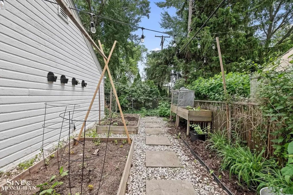440 Colonial Court Grosse Pointe Farms City MI 48236