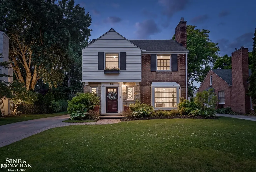 440 Colonial Court Grosse Pointe Farms City MI 48236