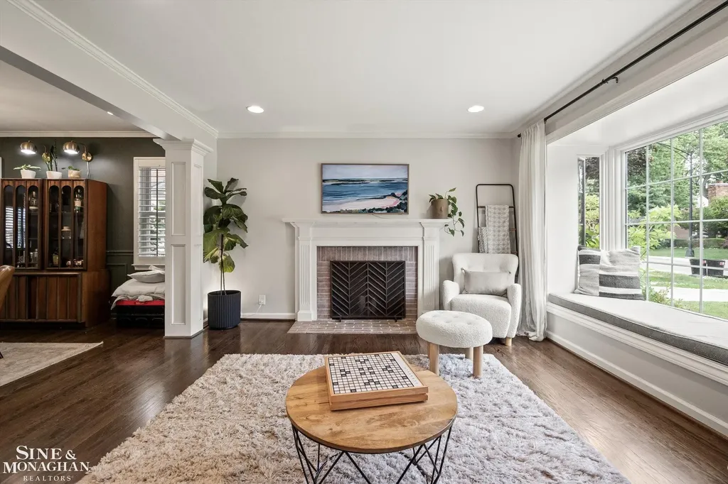 440 Colonial Court Grosse Pointe Farms City MI 48236