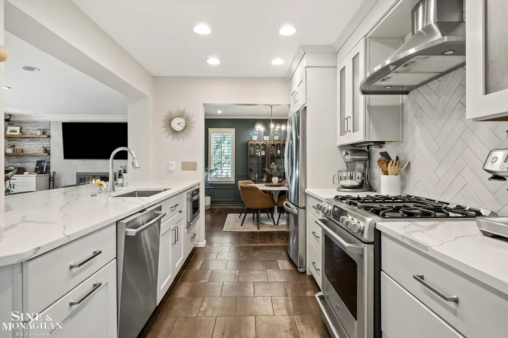 440 Colonial Court Grosse Pointe Farms City MI 48236