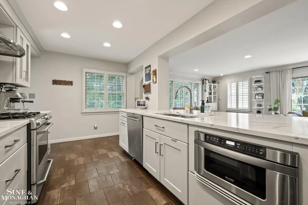 440 Colonial Court Grosse Pointe Farms City MI 48236