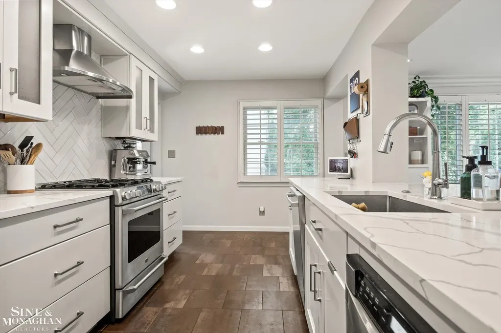 440 Colonial Court Grosse Pointe Farms City MI 48236