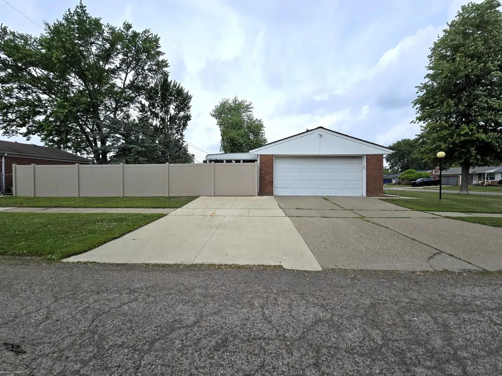 23398 Linne Drive Clinton Charter Township MI 48035