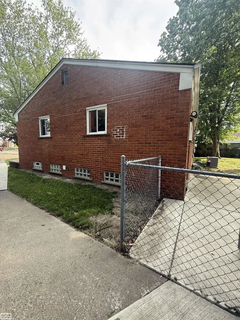 26093 La Salle Ct. Street Roseville City MI 48066