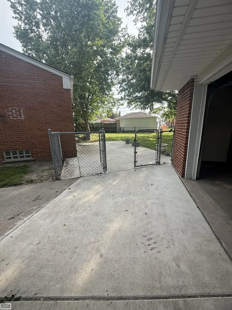 26093 La Salle Ct. Street Roseville City MI 48066