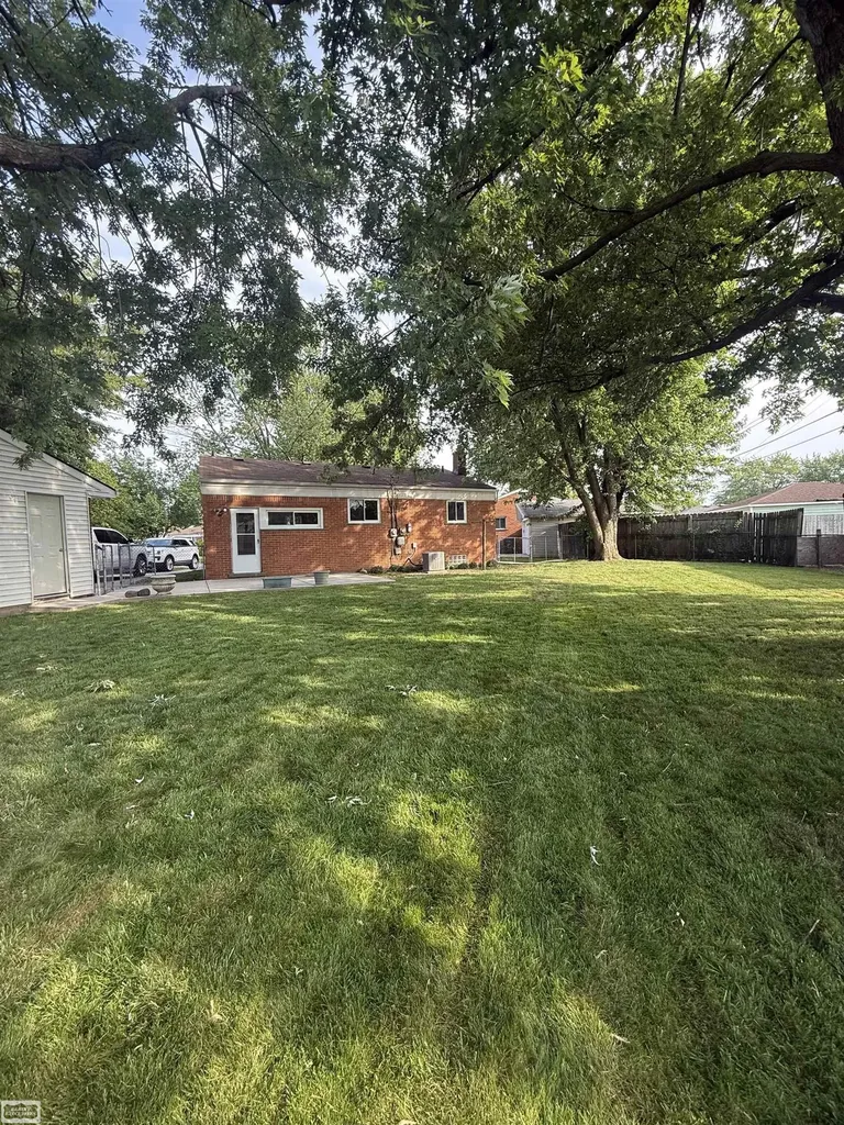 26093 La Salle Ct. Street Roseville City MI 48066