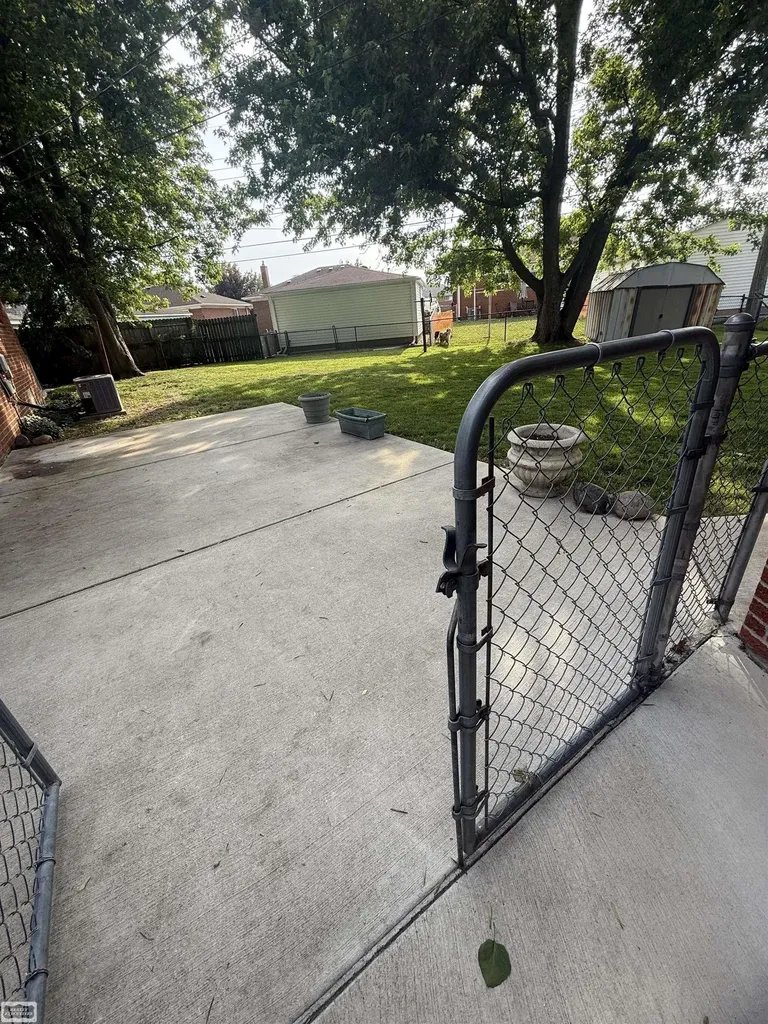 26093 La Salle Ct. Street Roseville City MI 48066