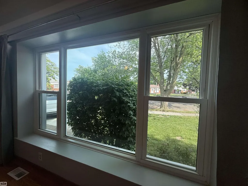 26093 La Salle Ct. Street Roseville City MI 48066