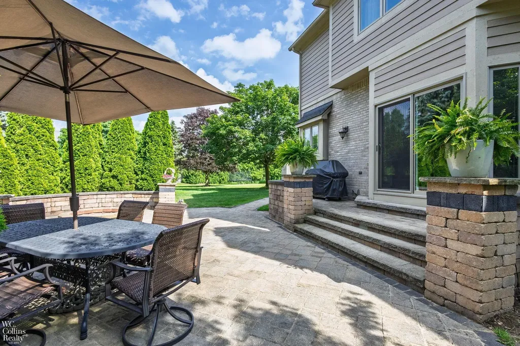 22297 Hazelton Ct Court Novi City MI 48374