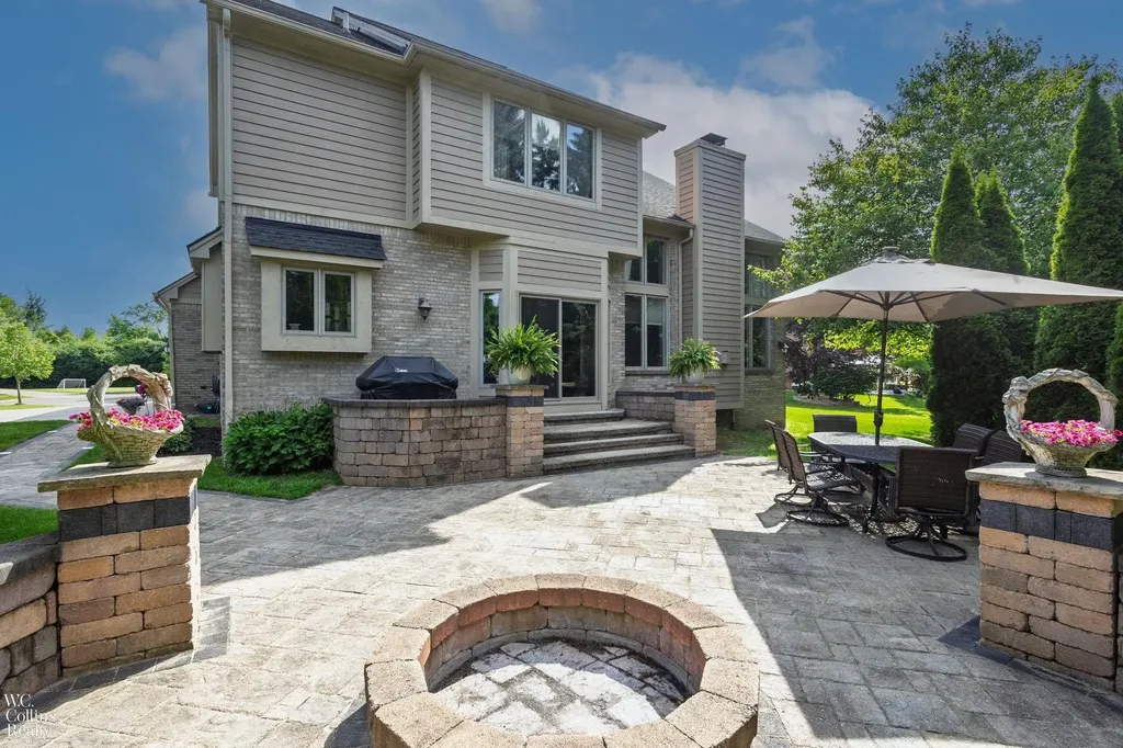 22297 Hazelton Ct Court Novi City MI 48374
