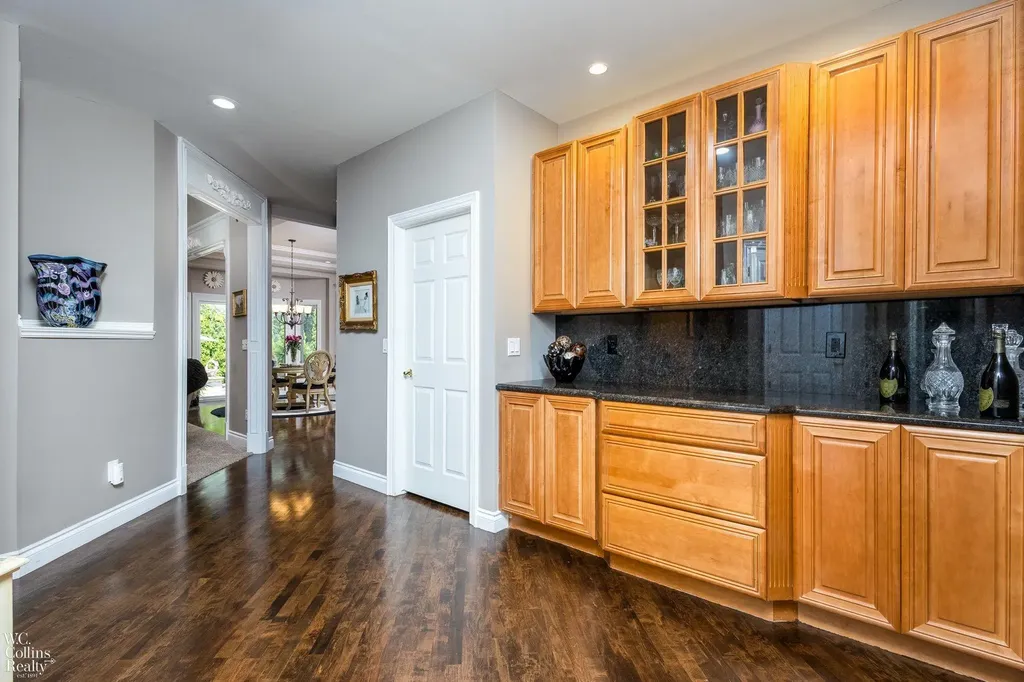 22297 Hazelton Ct Court Novi City MI 48374