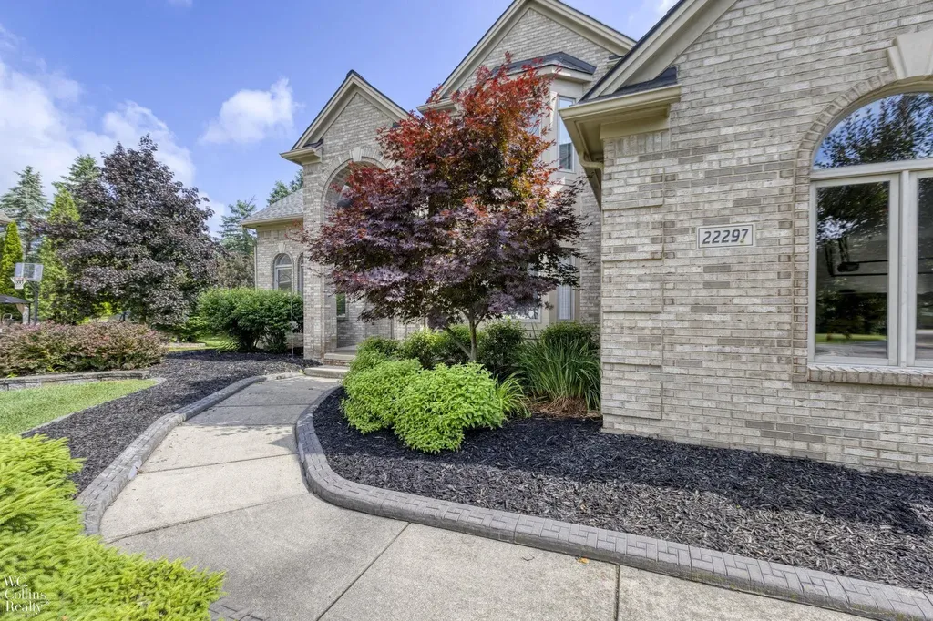22297 Hazelton Ct Court Novi City MI 48374