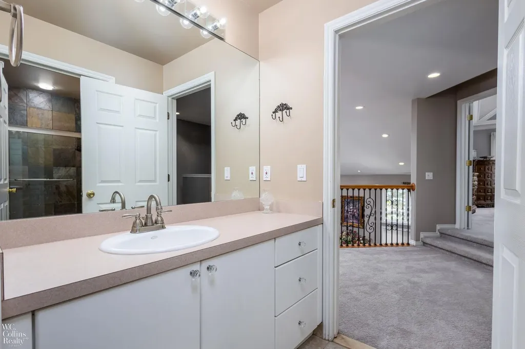 22297 Hazelton Ct Court Novi City MI 48374