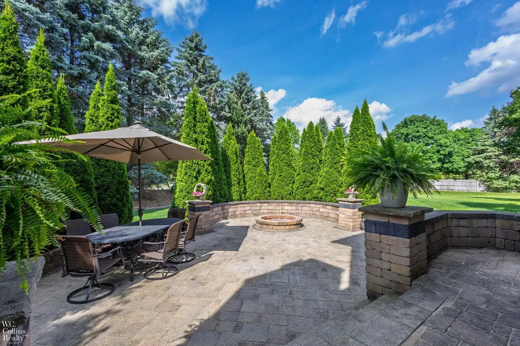 22297 Hazelton Ct Court Novi City MI 48374