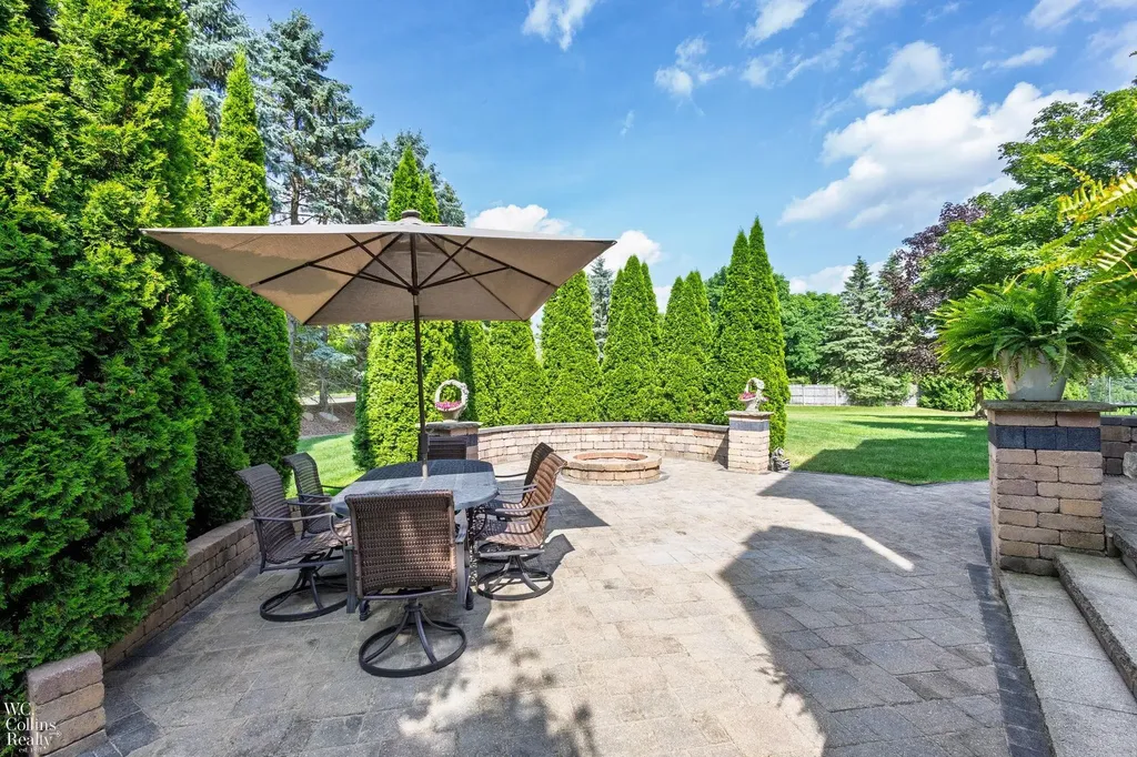 22297 Hazelton Ct Court Novi City MI 48374