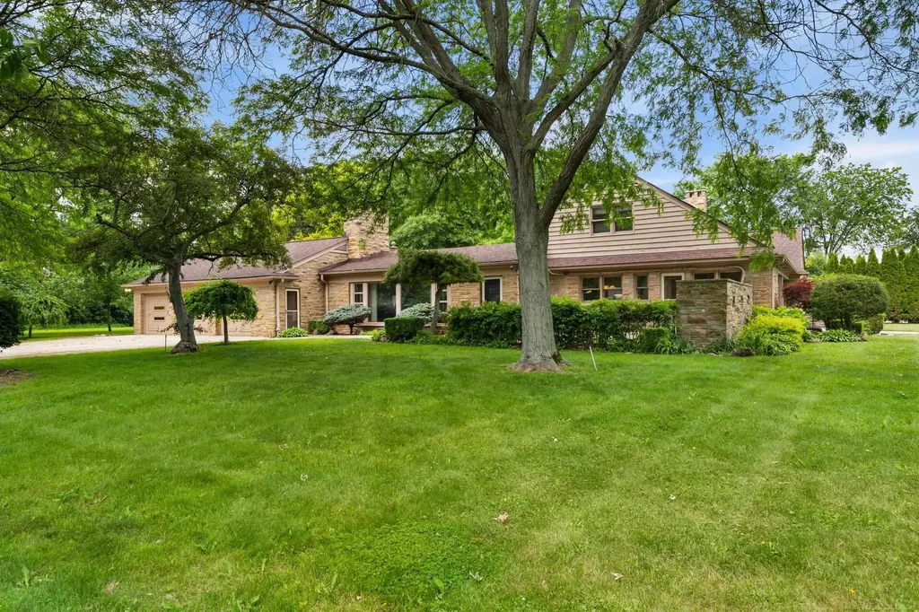 1427 Sunningdale Drive Grosse Pointe Woods City MI 48236